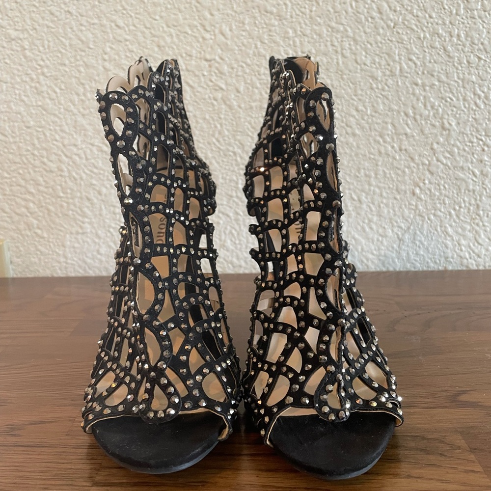Black Zigi Soho scalloped heels